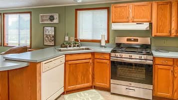 Fridge, oven, stovetop, cookware/dishes/utensils