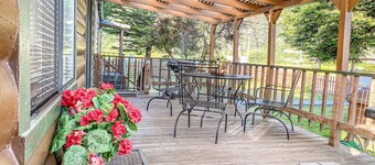 Cozy Cabin with a Private Deck in Klamath, CA