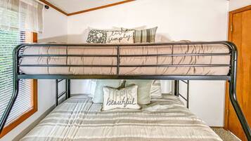 2 bedrooms, iron/ironing board, WiFi, bed sheets