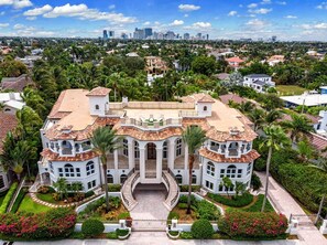 Exterior - Luxury Waterfront Mansion with Rooftop Terrace near Las Olas, Fort Lauderdale FL (Fort Lauderdale)