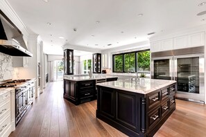 Fridge, microwave, oven, stovetop - Luxury Waterfront Mansion with Rooftop Terrace near Las Olas, Fort Lauderdale FL (Fort Lauderdale)