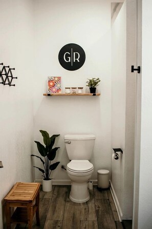 Towels, soap, shampoo, toilet paper