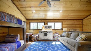 Room - Amazing Tipi Rental with Pond and Fire Pit Access in Broken Bow (Broken Bow)