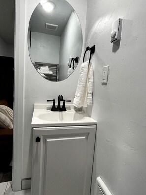 Toallas, jabón, shampoo, papel de baño 