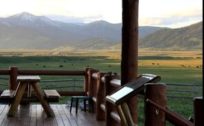Terrace/patio - Tranquil Cabin with Amazing Views from the Incredible Deck, the Perfect Base for your Island Park Adventures in Idaho (Island Park)
