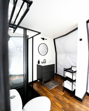 Serviettes fournies, savon, shampoing, papier toilette