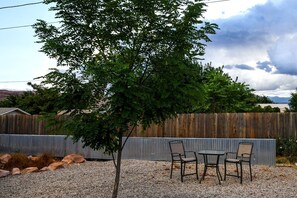 Outdoor dining - Large Family Cabin Ideal for a Memorable Stay in Utah (Moab)