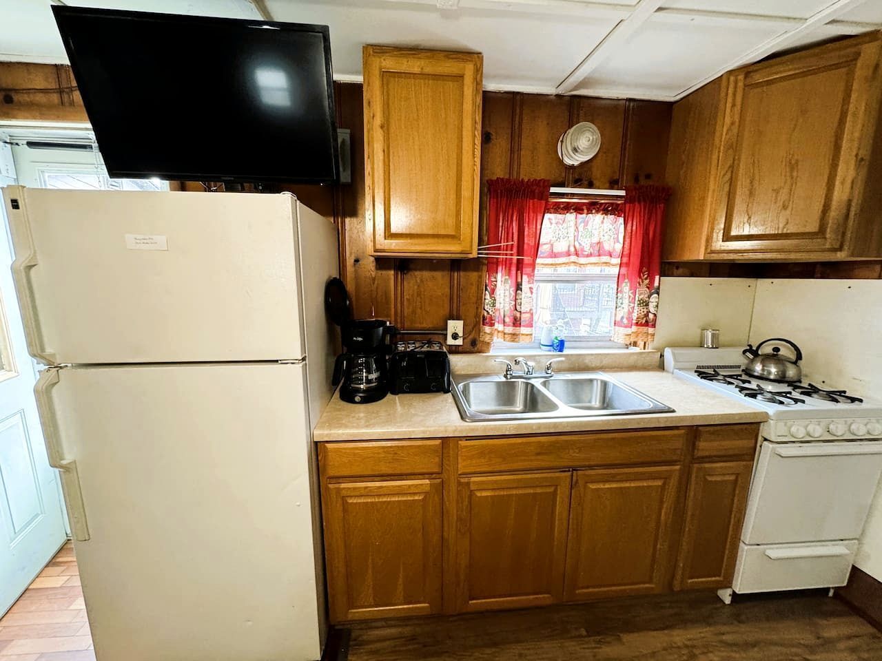 Coffee/tea maker, fridge, microwave, oven