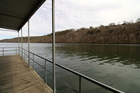 Property grounds - One Bedroom Lake Cabin on Lake Taneycomo, Rockaway Beach, Missouri (Rockaway Beach)
