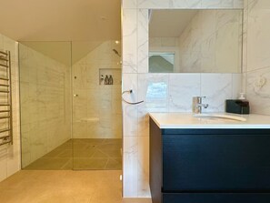 Dusche, Haartrockner, Handtücher, Shampoo