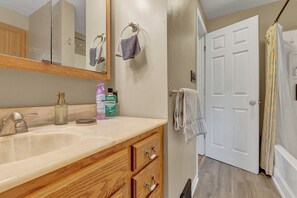 Haartrockner, Handtücher, Seife, Shampoo