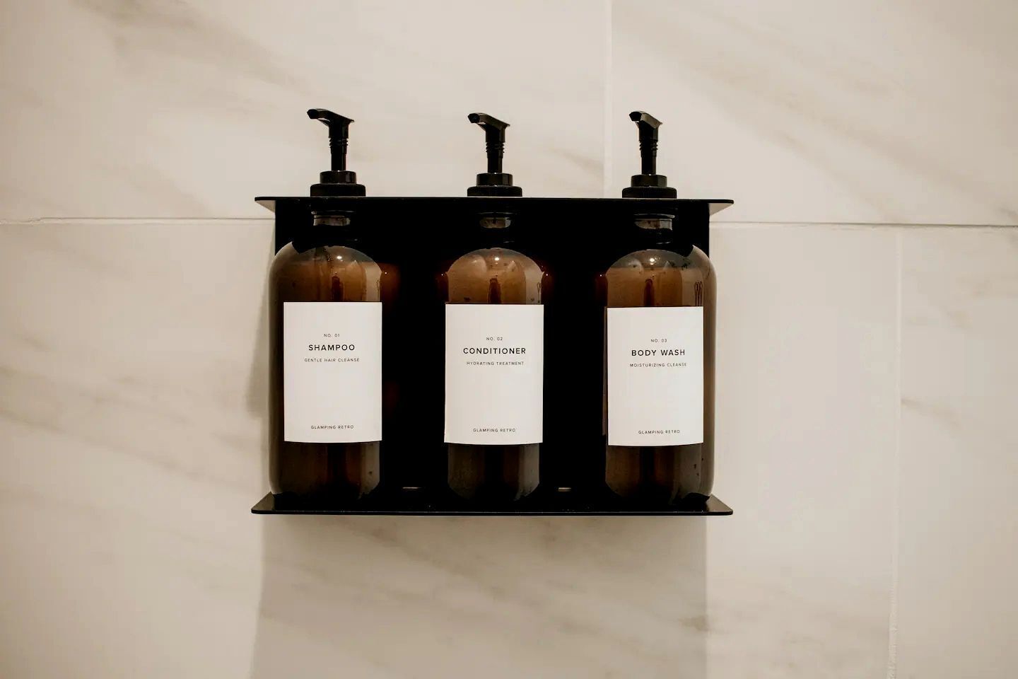 Toallas, jabón, shampoo, papel de baño 