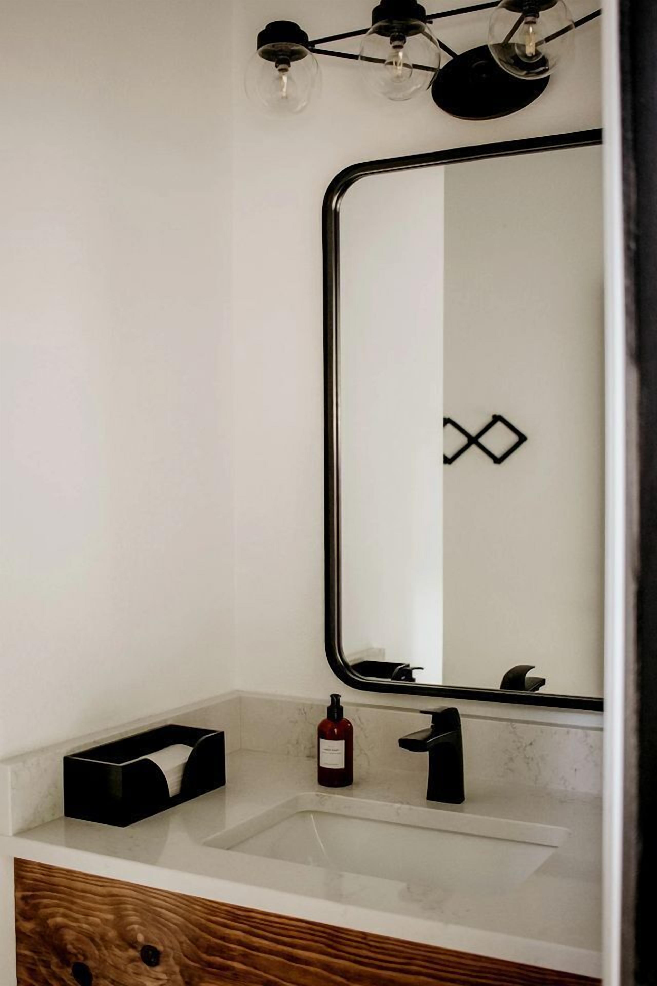 Toallas, jabón, shampoo, papel de baño 
