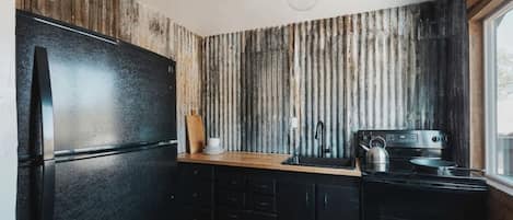 Fridge, oven, stovetop, coffee/tea maker