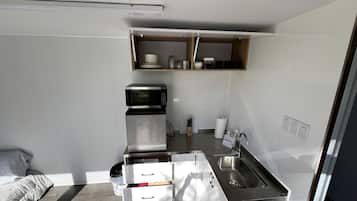 Cafetera o tetera, frigorífico, microondas y tostadora