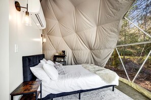 1 bedroom, bed sheets