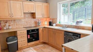 Kjøleskap, mikrobølgeovn, ovn og oppvaskmaskin