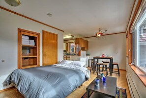 5 bedrooms, iron/ironing board, WiFi, bed sheets - Scenic Dual-Retreat Vacation Home with Hot Tub & Mountain Views Near Trails in Juneau, Alaska (Juneau)