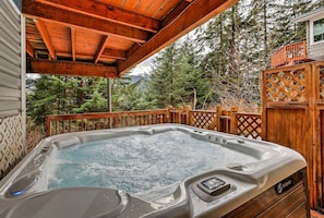 Outdoor spa tub - Scenic Dual-Retreat Vacation Home with Hot Tub & Mountain Views Near Trails in Juneau, Alaska (Juneau)