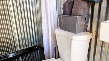 Toalhas de banho, sabonete, shampoo, papel higiênico