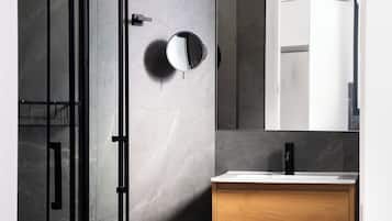 Signature studio | Badkamer | Een douche, milieuvriendelijk toiletgerief, een haardroger, handdoeken