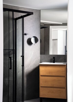 Smart Studio | Badezimmer | Dusche, umweltfreundliche Kosmetikartikel, Haartrockner, Handtücher