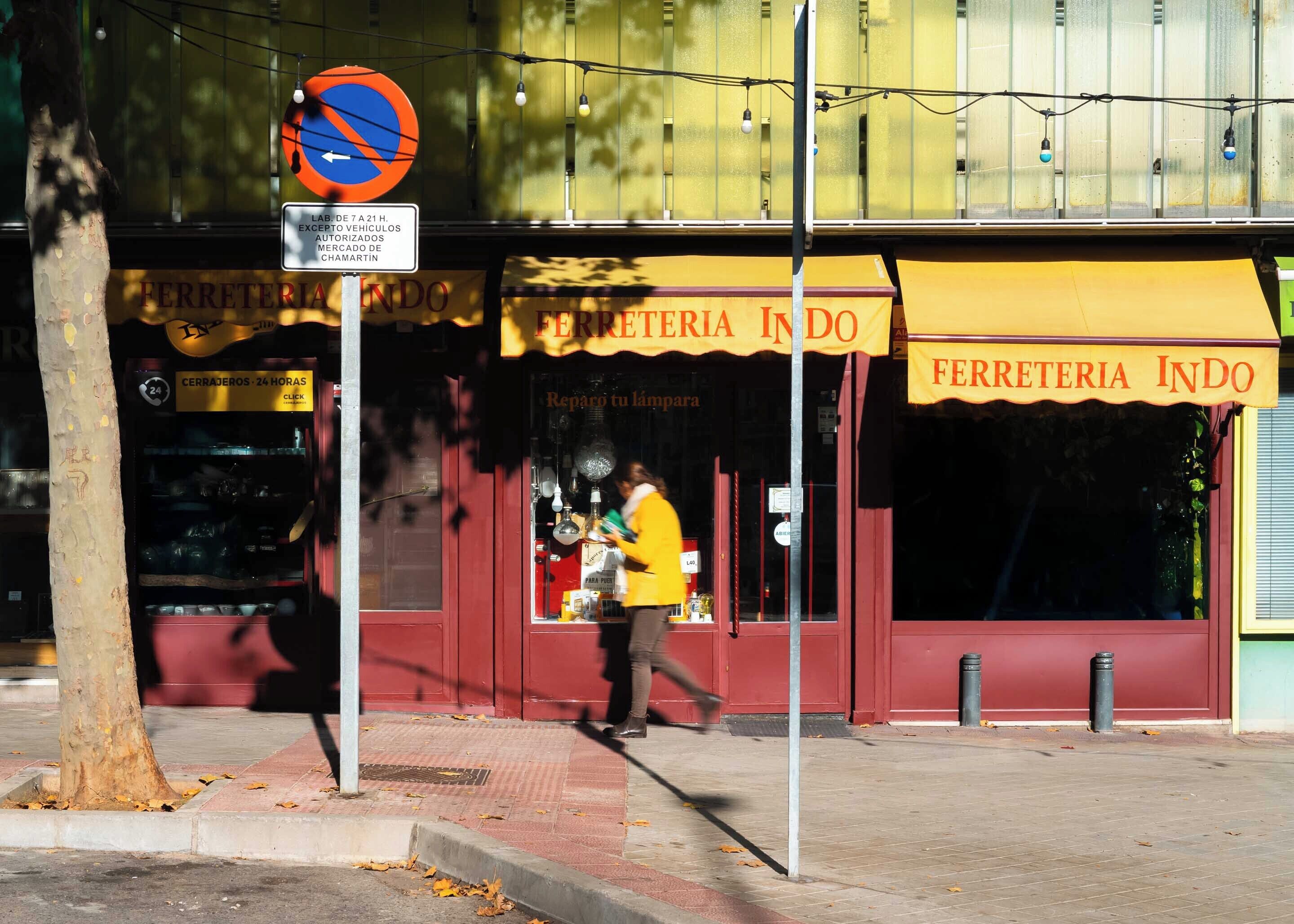 Une devanture de magasin avec un auvent jaune et une enseigne indiquant « FERRETERIA INDO ».
