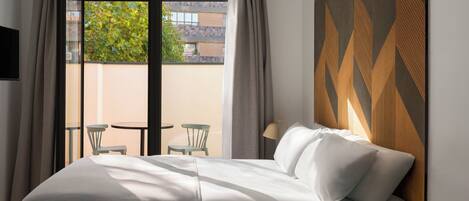 Studio | Individueel gedecoreerd, individueel gemeubileerd, een bureau