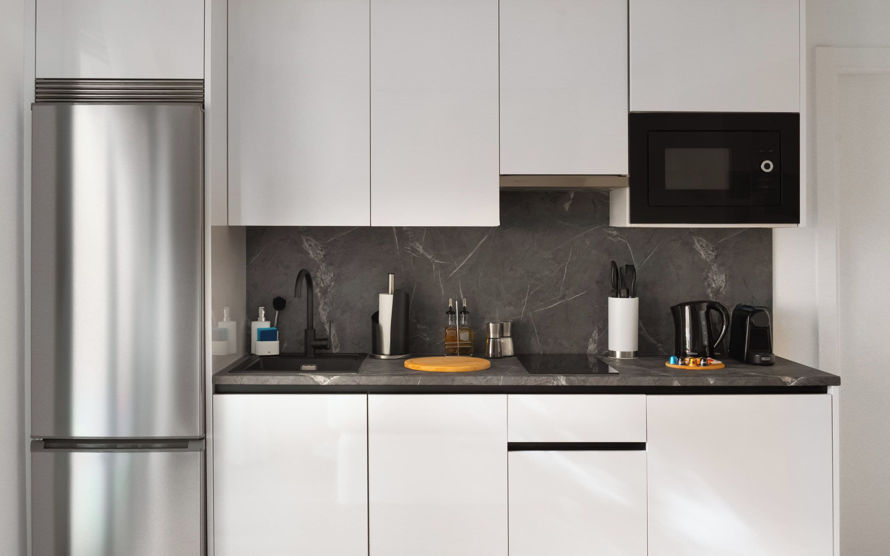 Estudio | Cocina privada | Microondas, placa de cocina y máquina de café espresso