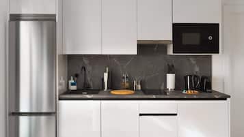 Estudio | Cocina privada | Microondas, placa de cocina y máquina de café espresso