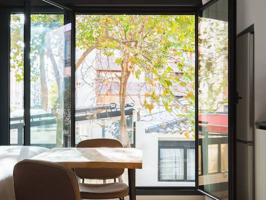 Monolocale | Con stile personalizzato, con arredamento individuale, una scrivania