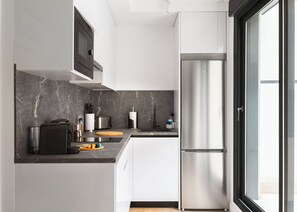 Studio with Private Terrace | Yksityinen keittiö | Mikroaaltouuni, liesi, espressokone, vedenkeitin