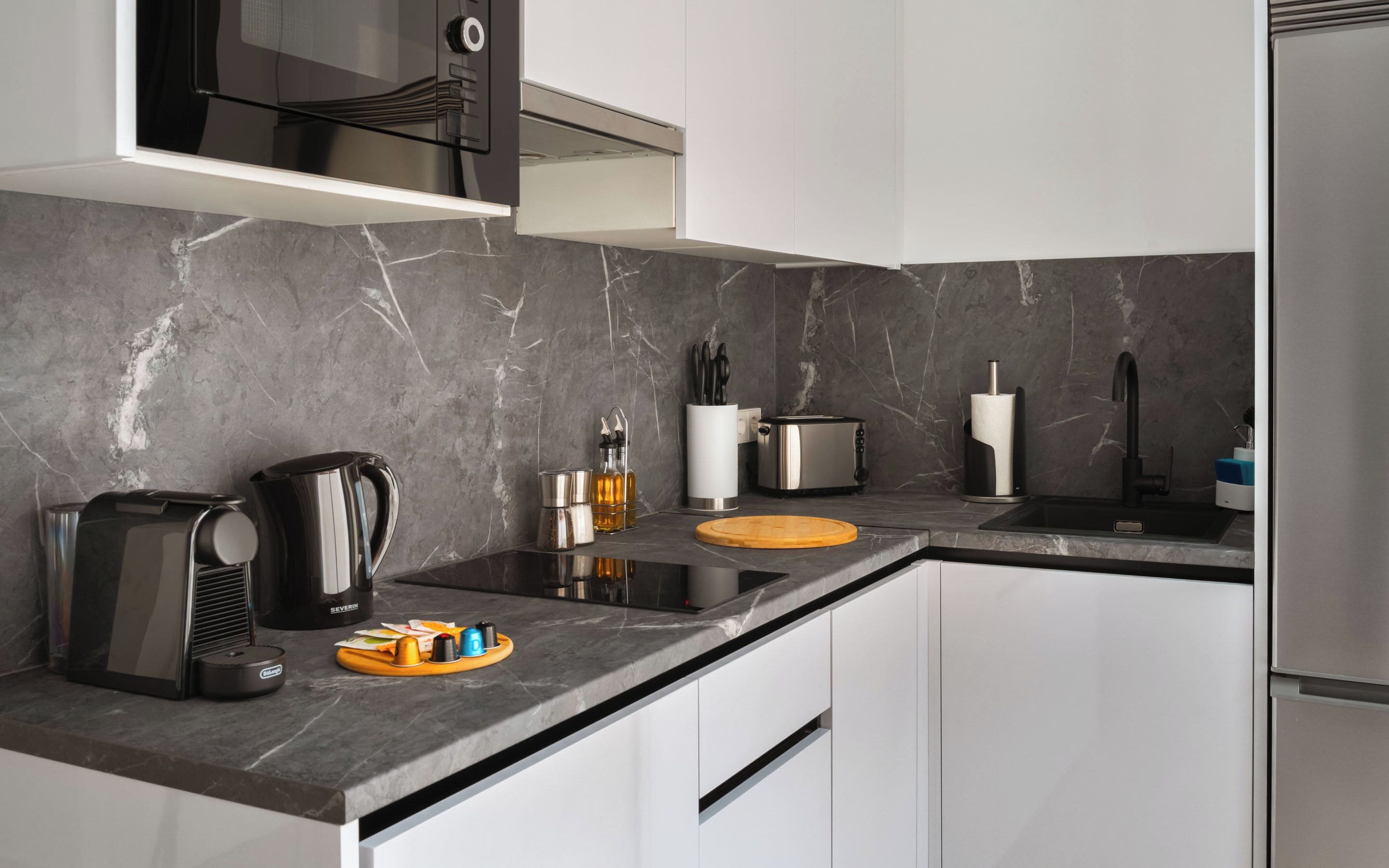 Studio with Private Terrace | Cocina privada | Microondas, parrilla de estufa, cafetera de espresso y tetera eléctrica 