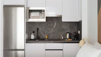 Estudio Confort | Cocina privada | Microondas, placa de cocina y máquina de café espresso