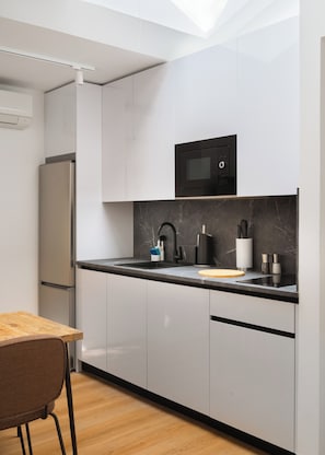 Estúdio conforto | Cozinha privada | Micro-ondas, cooktop, máquina de café expresso, chaleira elétrica