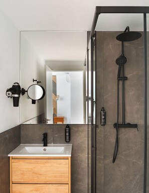 Estudio | Baño | Ducha, artículos de higiene personal ecológicos y secador de pelo