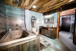 Jetted bath, hair dryer, towels, soap - Fantastic Barn Suite with Hot-tub and Petting Zoo in Sugar Grove, North Carolina (Sugar Grove)