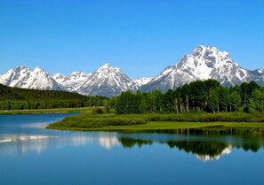Un lac paisible, avec une chaîne de montagnes en arrière-plan.
