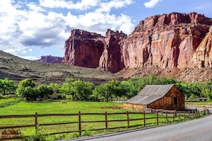 Miscellaneous - Amazing Dome with Stunning Sights in Wayne County, Utah (Torrey)