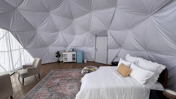 1 bedroom, desk, WiFi, bed sheets