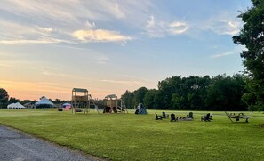 Un parc verdoyant doté d’aires de jeux, de tables de pique-nique et d’un pavillon.