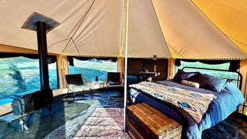 1 bedroom, bed sheets