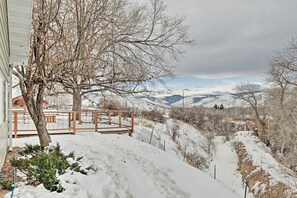 Property grounds - Tranquil Mountain Guesthouse with Hot Tub and Creek Views Near Trails in Lander, Wyoming (Lander)