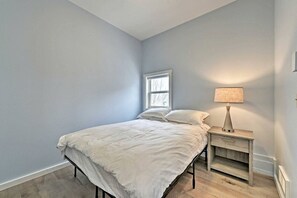 2 bedrooms, iron/ironing board, WiFi, bed sheets - Tranquil Mountain Guesthouse with Hot Tub and Creek Views Near Trails in Lander, Wyoming (Lander)