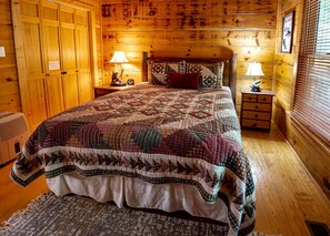 Room - Lakeside Log Cabin in Topton, North Carolina, Perfect for Recharging your Batteries in Nature (Topton)
