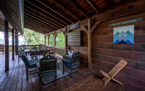 Outdoor dining - Lakeside Log Cabin in Topton, North Carolina, Perfect for Recharging your Batteries in Nature (Topton)