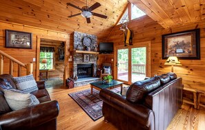 Living area - Lakeside Log Cabin in Topton, North Carolina, Perfect for Recharging your Batteries in Nature (Topton)