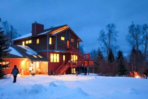 A multi-story wooden house with a balcony, surrounded by snow. - Family-Friendly Cabin Surrounded by Nature with Indoor Sauna in Grand Marais, Minnesota (Grand Marais)