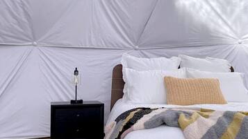 1 bedroom, bed sheets