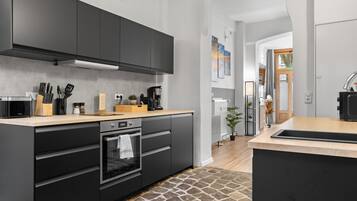 Een koelkast, een magnetron, een oven, een kookplaat